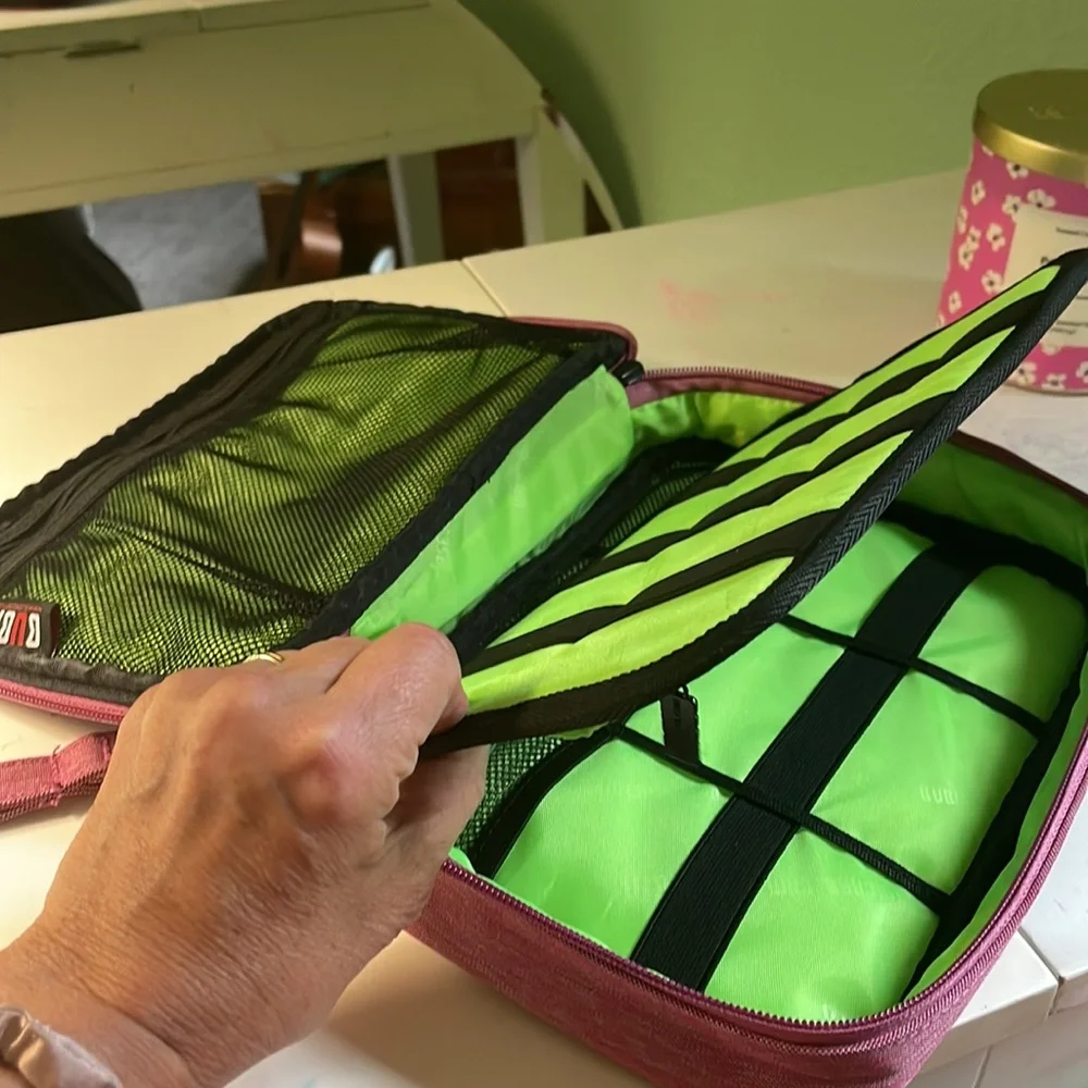 NWOT Be Unique Be Myself‎ Electronic Organizer/Travel Gadget Bag